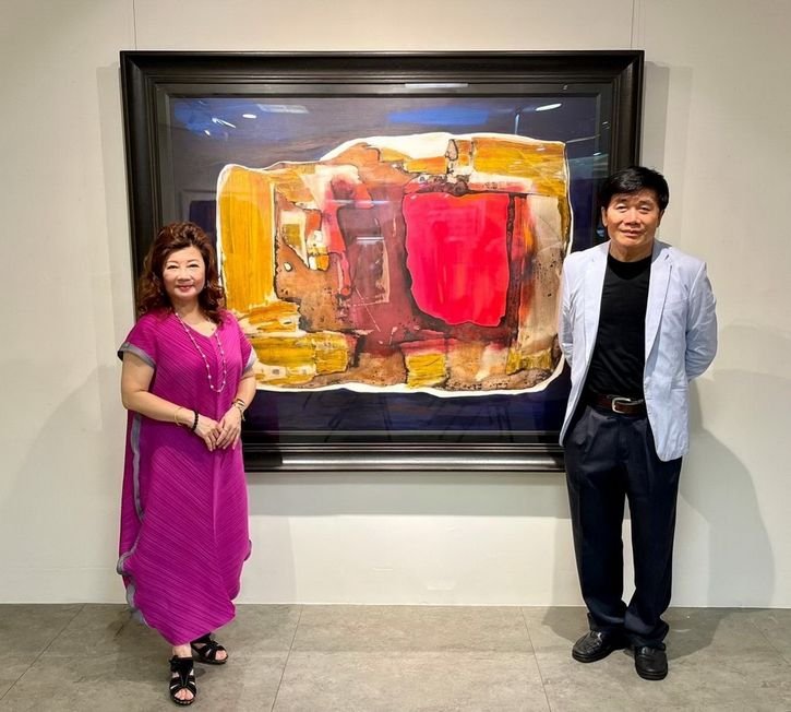 2022年「香榭藝廊名家百號邀請展」三日開幕，董事長吳貞慧與藝術總監陳文龍。（陳文龍提供） 